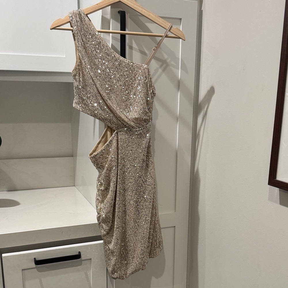 Elegant Gold Sequin One-Shoulder Dress